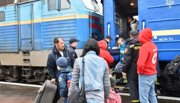 Перша група переселенців прибула евакуаційним потягом з прифронтової зони на Житомирщину