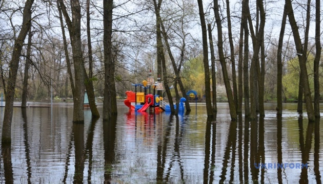 У Києві від учора на 10 сантиметрів впав рівень води у Дніпрі 