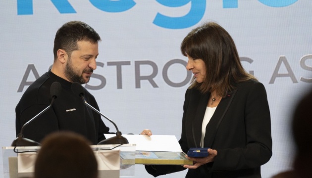 Зеленський вручив меру Парижа українську відзнаку «Місто-рятівник»