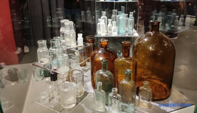 У столиці відкрили виставку з історії скляних виробів в Україні