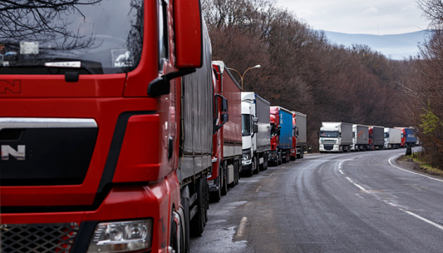 Polonia abre tránsito: Primeros camiones con productos ucranianos parten rumbo a los Países Bajos 