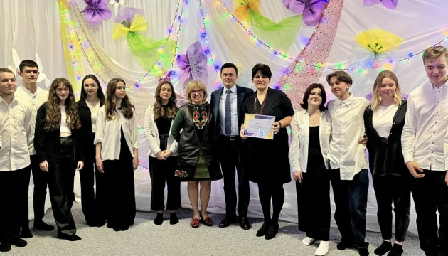 Українська школа «Материнка» у Варшаві отримала подяку від посла України