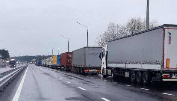 Для транзиту територією Польщі автоперевізники повинні мати запас пального