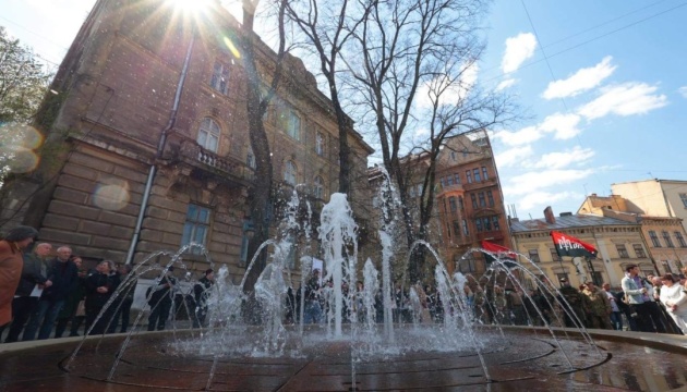 У Львові відкрили фонтан, присвячений добровольцям і «Да Вінчі»
