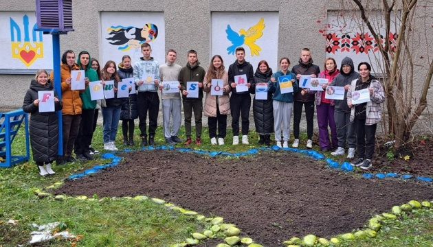 Квіти перемоги: стартував проєкт Flowers4School, мета якого — висадити 100 млн тюльпанів біля українських шкіл