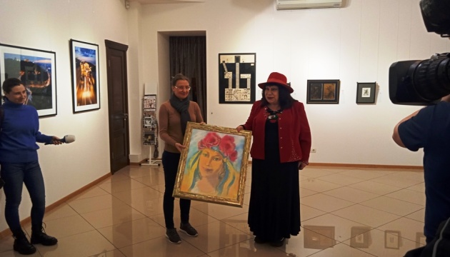 У Києві презентували мистецькі роботи для аукціону на відновлення будинку багатодітної родини