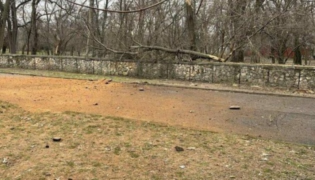 Військові рф обстріляли парк у Херсоні, є поранений