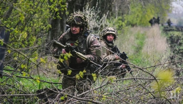 El Ministerio de Defensa muestra cómo los paracaidistas ucranianos realizan entrenamiento táctico