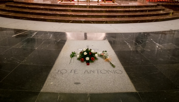 Іспанія ексгумує тіло засновника фашистського руху з Мадридського мавзолею