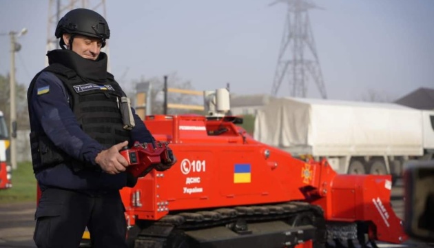 Фонд Баффета передав українським саперам два спецавтомобіля