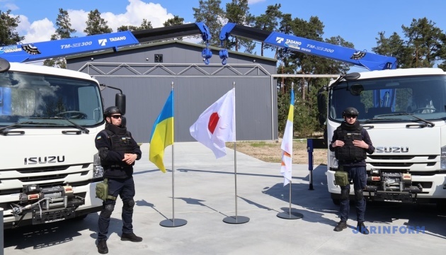 日本、ウクライナ国家非常事態庁にクレーン車６台等の支援品引き渡し