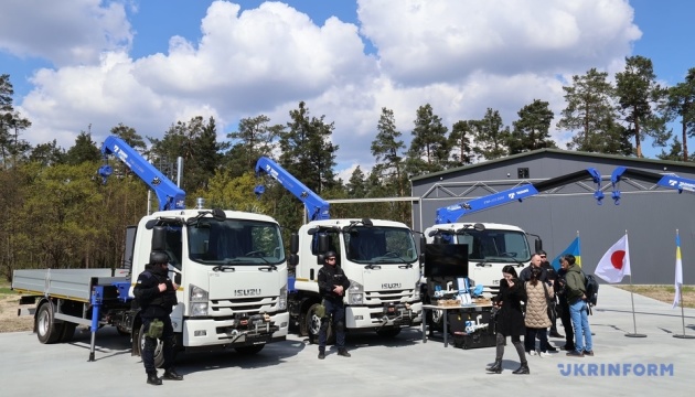 Японські партнери передали рятувальникам шість кранів-вантажівок