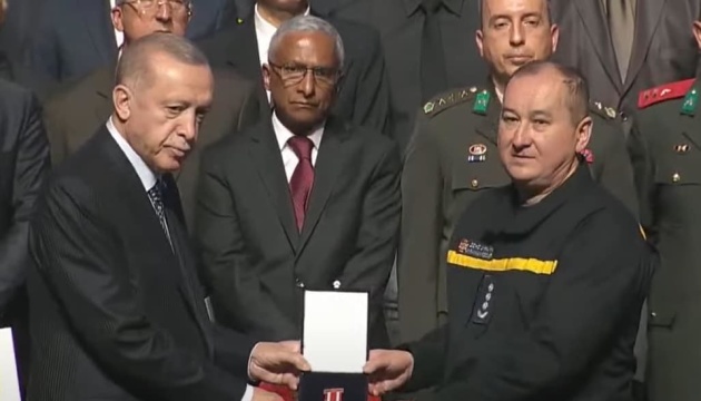 Ердоган вручив команді українських рятувальників медаль подяки