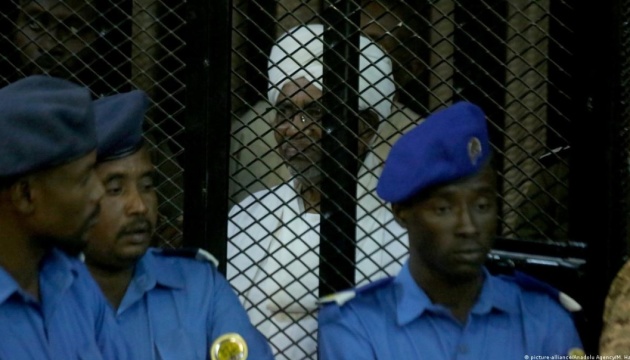 Військові заявляють, що відсторонений експрезидент Судану перебуває у госпіталі 