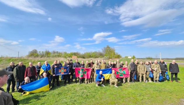 Україна повернула з російського полону 42 військових і двох цивільних