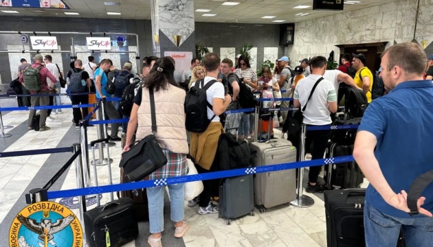 Евакуація з Судану: в аеропорту Польщі приземлився літак із 64 українцями