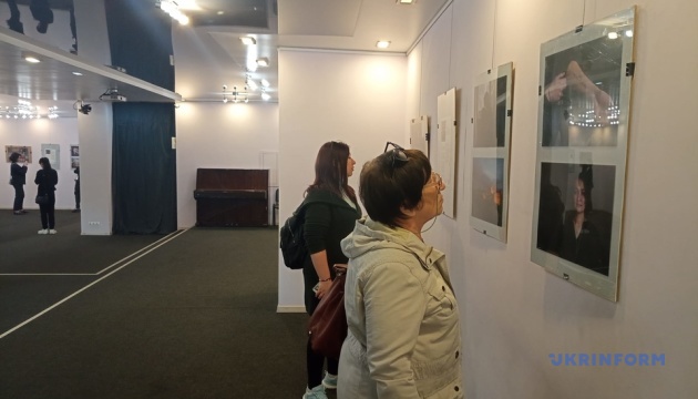 У Харкові відкрили виставку «Наодинці» про жінок, які втратили чоловіків на війні 