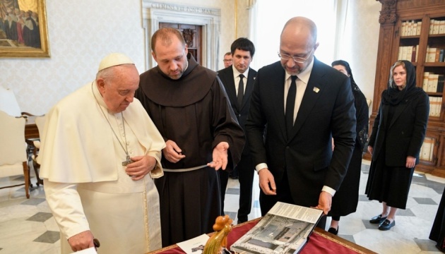 Regierungschef erörtert Friedensformel in Vatikan und übergibt dem Papst Fotoalbum zu Verbrechen Russlands in Ukraine 