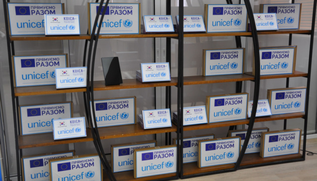 ЮНІСЕФ передав 10 тисяч планшетів і ноутбуків для українських учнів