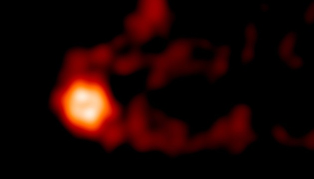 Учені зробили перший в історії знімок чорної діри, де видно потік газу й струмені