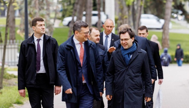 Ukraine’s Foreign Minister Kuleba arrives in Moldova