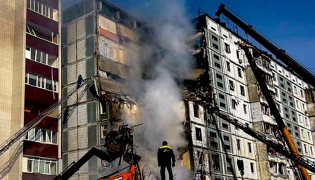 Ukraine unter Raketenbeschuss: Zerstörte Wohnhäuser in drei Städten, es gibt Tote und Verletzte