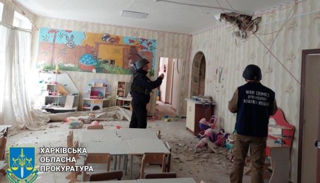 Russen beschießen einen Kindergarten in Wowtschansk