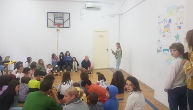 У школі-гімназії у Бухаресті відбувся урочистий вечір для українських дітей та їхніх родин
