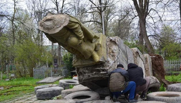 На Прикарпатті демонтували пам’ятник, що героїзував червону армію 