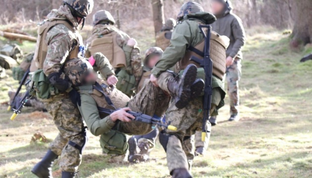 Інструктори з Нідерландів навчають українських військових домедичній допомозі