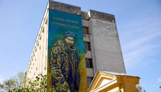 У центрі столиці з’явився мурал на честь Героя України Мацієвського