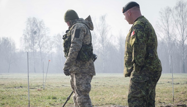 Canadian instructors teach mine safety to Ukrainian military in Poland
