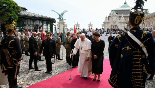 El Papa Francisco se reúne con refugiados ucranianos en Hungría