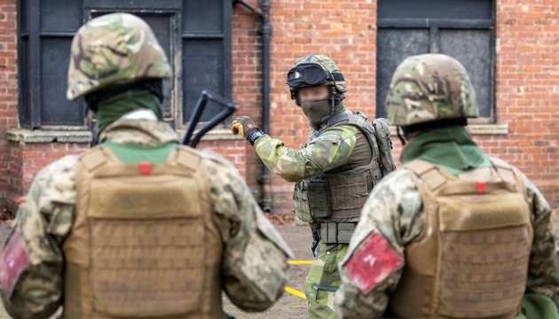 У Британії шведські інструктори вчать українських військових вести бої у міській забудові