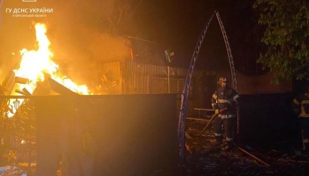 У Херсоні загасили пожежу, спричинену нічним обстрілом
