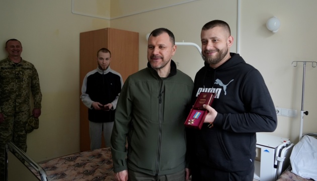 Керівники МВС та ДПСУ у шпиталі нагородили поранених прикордонників