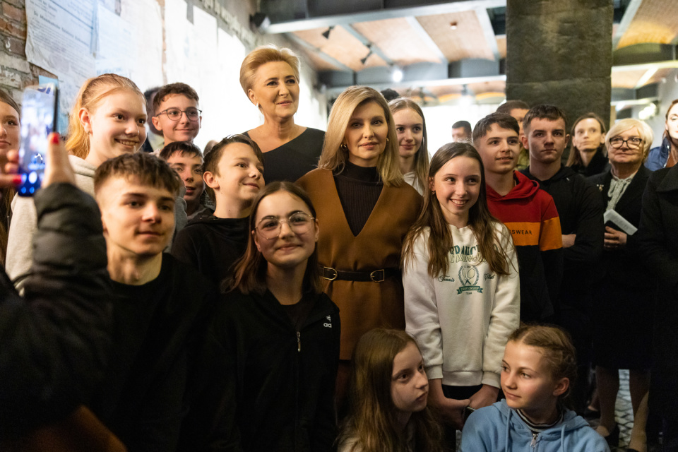 Перші леді України та Польщі відвідали варшавський центр допомоги біженцям / Фото: Офіс Президента 