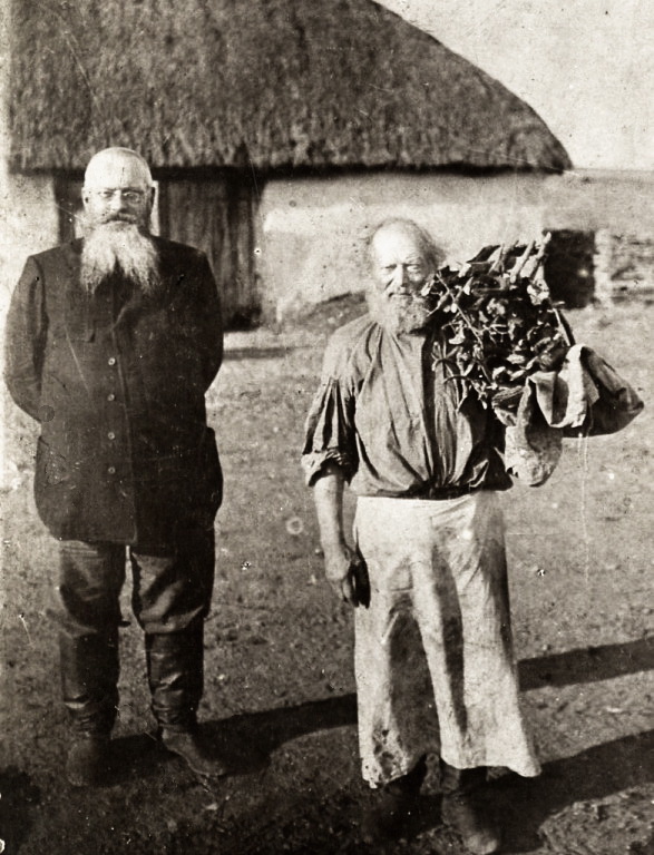 На фото - ліворуч - керуючий маєтком О.К.Алчевського у Василівці, праворуч - особистий кухар  комерсанта