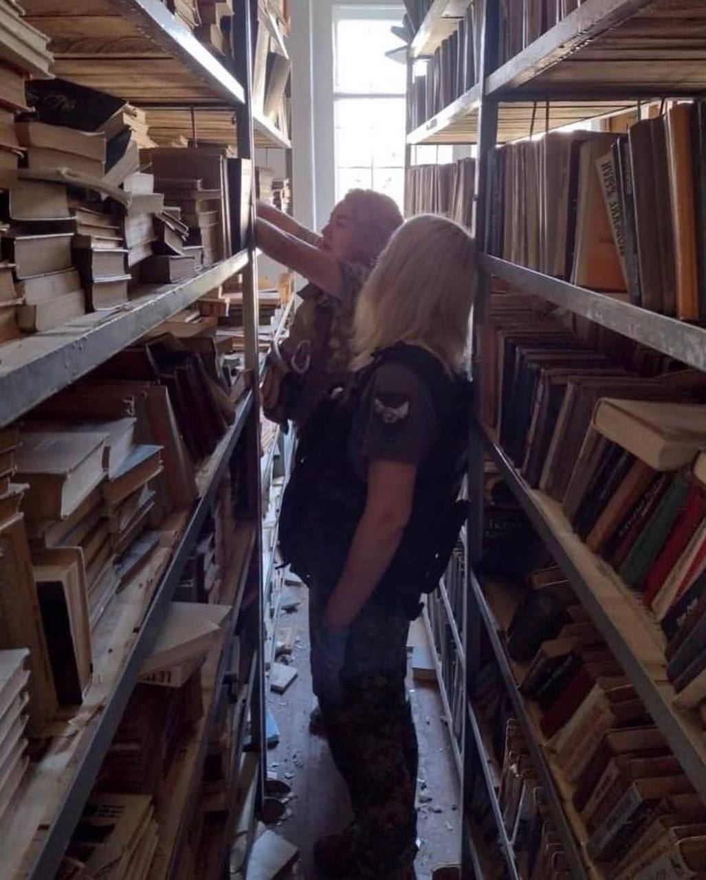 5 тонн книжок зі знищених росіянами бібліотек врятували військові на Донеччині , фото-1