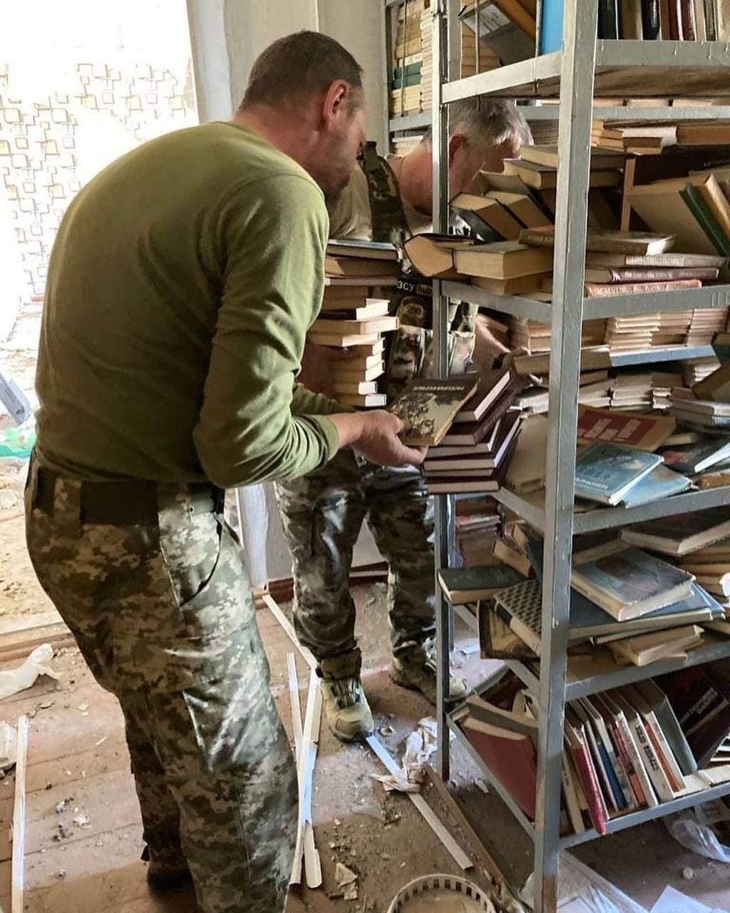 5 тонн книжок зі знищених росіянами бібліотек врятували військові на Донеччині , фото-2