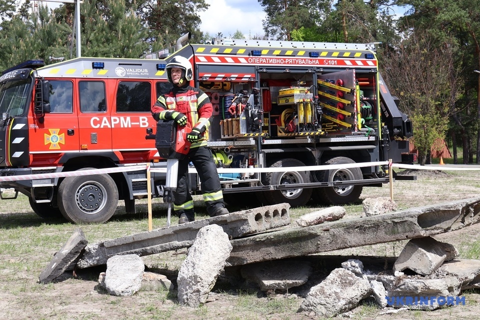 France hands over emergency and rescue equipment to Ukraine