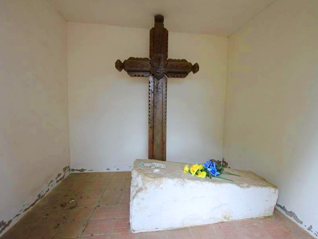 Надмогильний камінь гетьмана Петра Дорошенка та хрест із гетьманським гербом