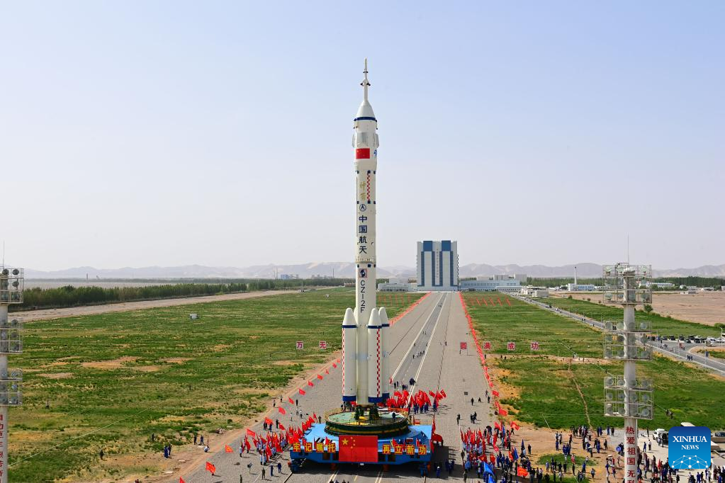 Китай сегодня планирует запустить космический корабль с тремя астронавтами на свою орбитальную станцию