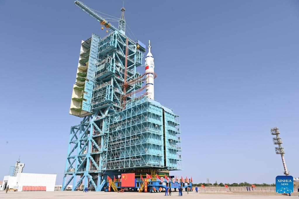 Китай сегодня планирует запустить космический корабль с тремя астронавтами на свою орбитальную станцию