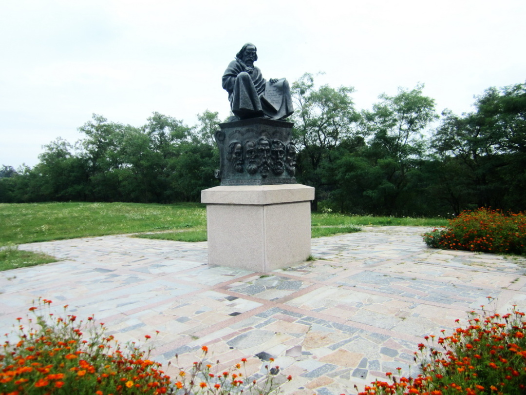 Пам'ятник Володимиру Мономаху у Любечі
