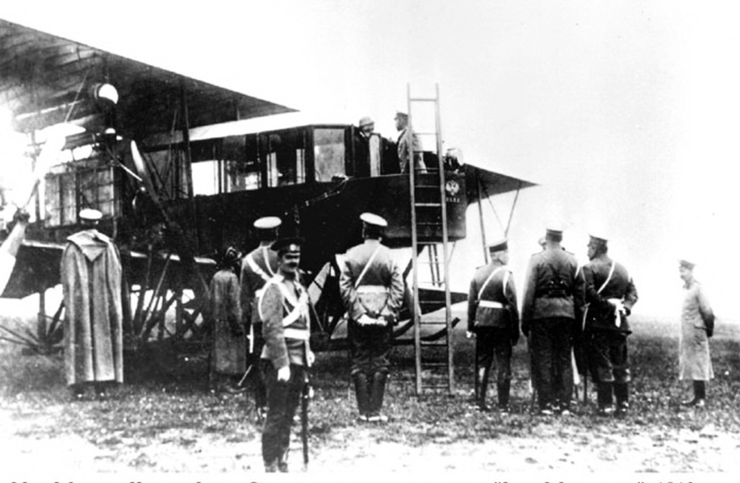 цар Микола II вітає Ігоря Сікорського на борту літака Ілля Муромець, 1913 р.