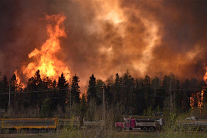 Лісові пожежі залишили сотні тисяч жителів Канади без електрики