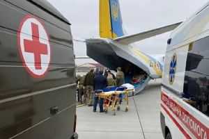 На лікування за кордон доправили ще 77 українців, які постраждали від бойових дій