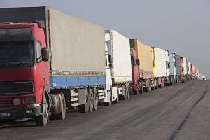 У Маріуполі фіксують каравани цивільних вантажівок із військовим вантажем
