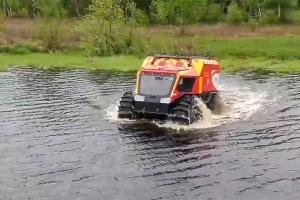 レズニコウ宇国防相、ウクライナ製水陸両用車を試験